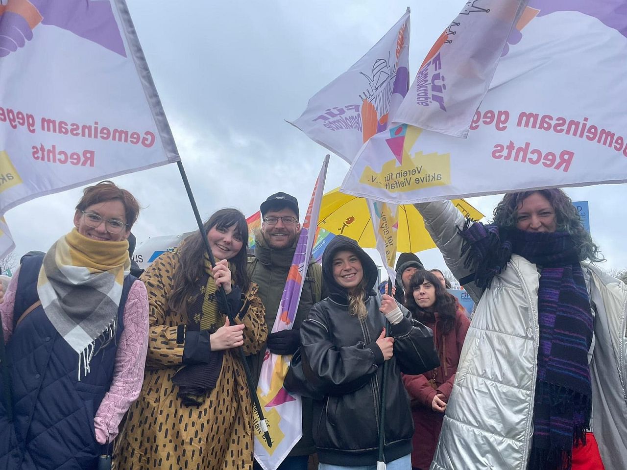 Menschen halten Fahnen auf Demonstration, gemeinsam gegen Rechts