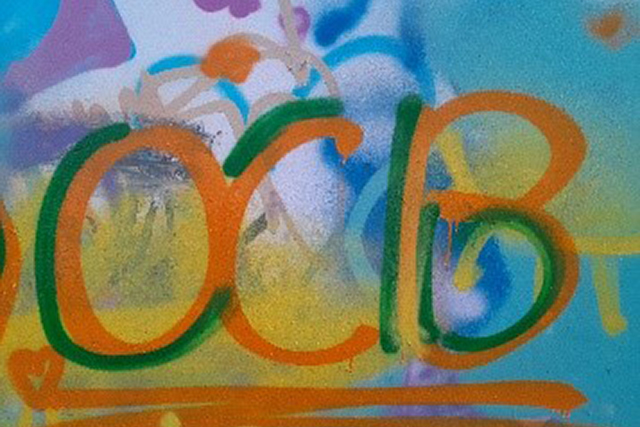 Graffiti "OCB" auf buntem Hintergrund