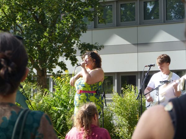 Sängerin Farafaz beim Fest für alle