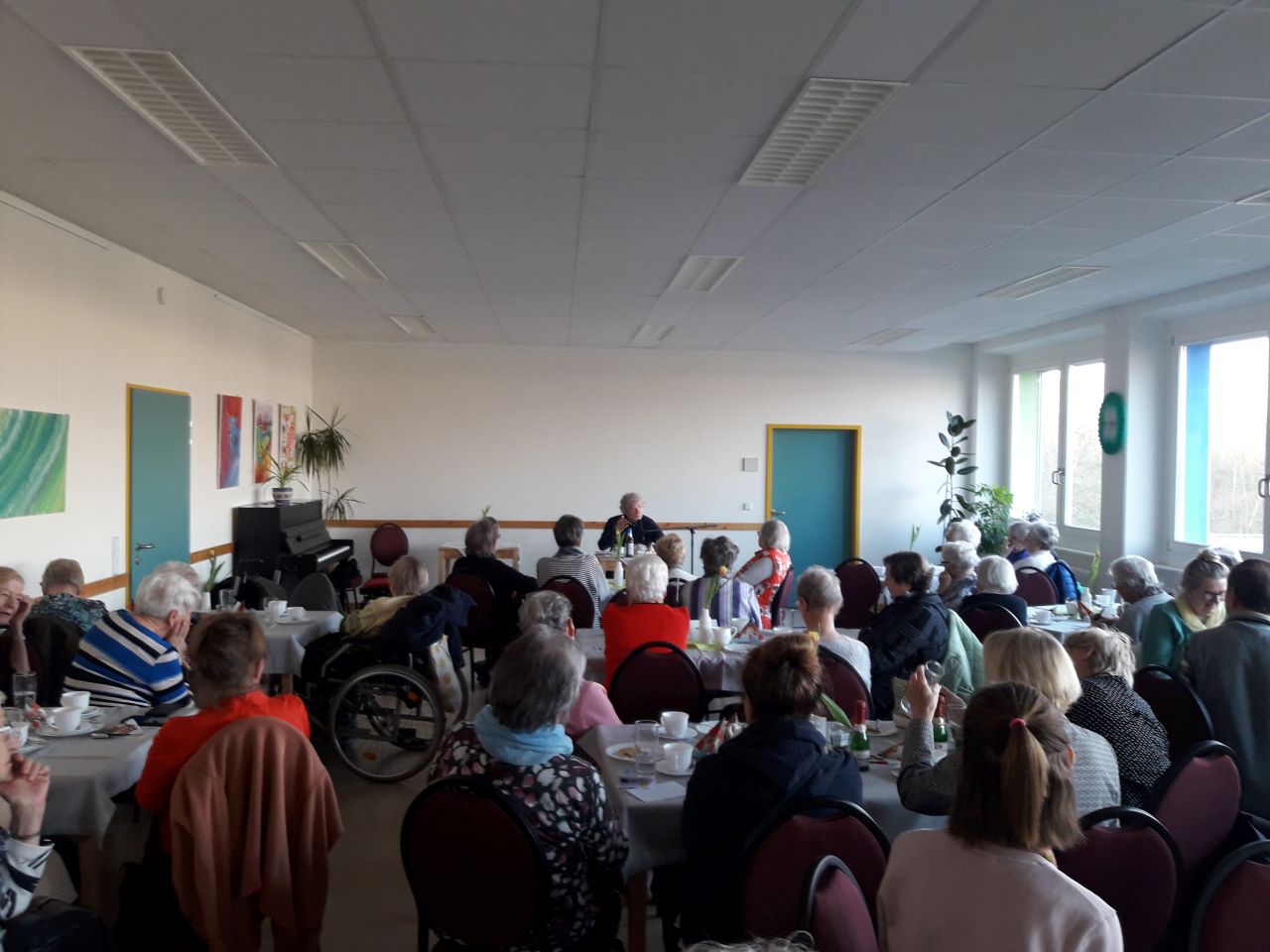 Publikum bei der Lesung von Steyer im Saal der Seniorenbegegnungsstätte